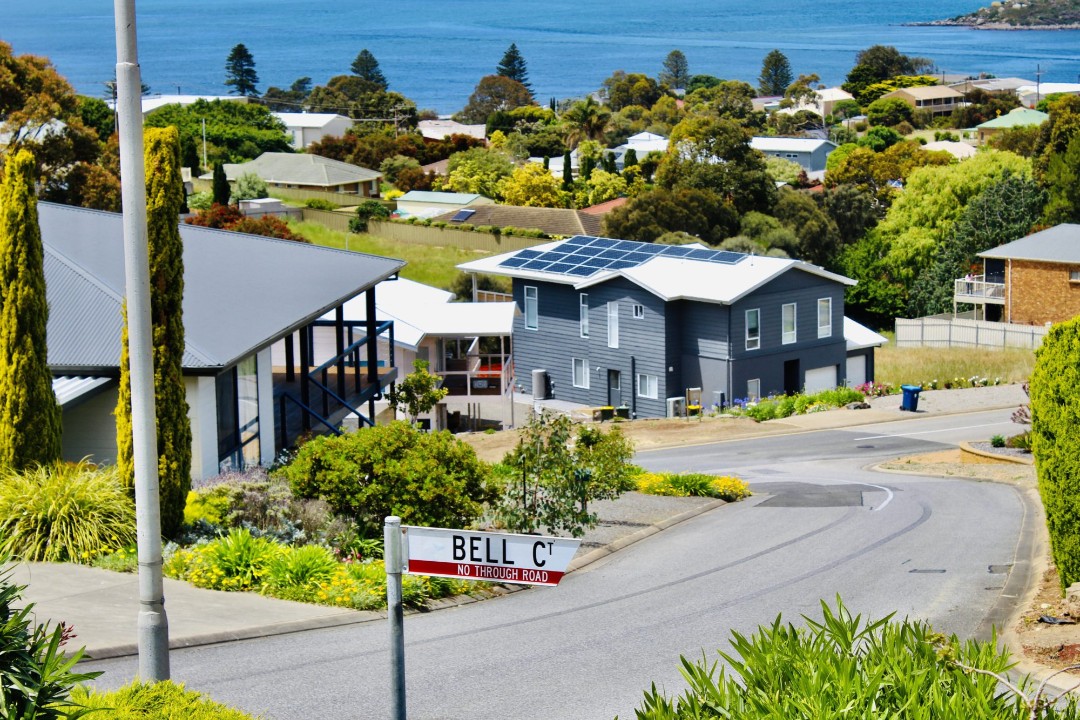 Prime Location – Walk to the Beach
Situated within walking distance of Encounter Bay’s coastline, walking trails, cafés, and attractions.