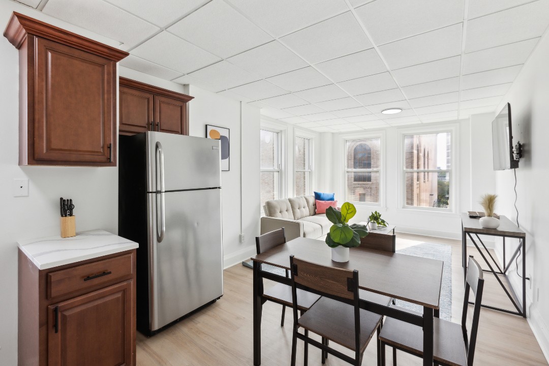 on East, 636- · Unit 111  1/1