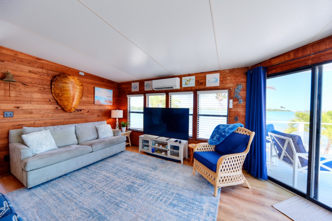 Windy Point Oceanfront in Geiger Key — Livingroom