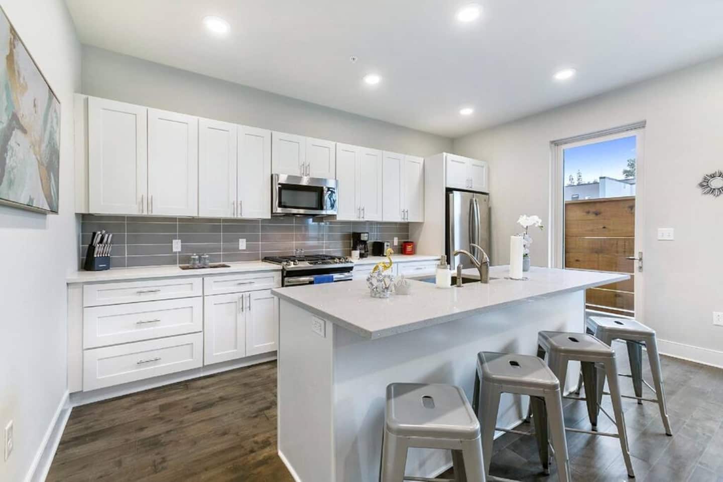 Fully furnished kitchen, perfect for gatherings!