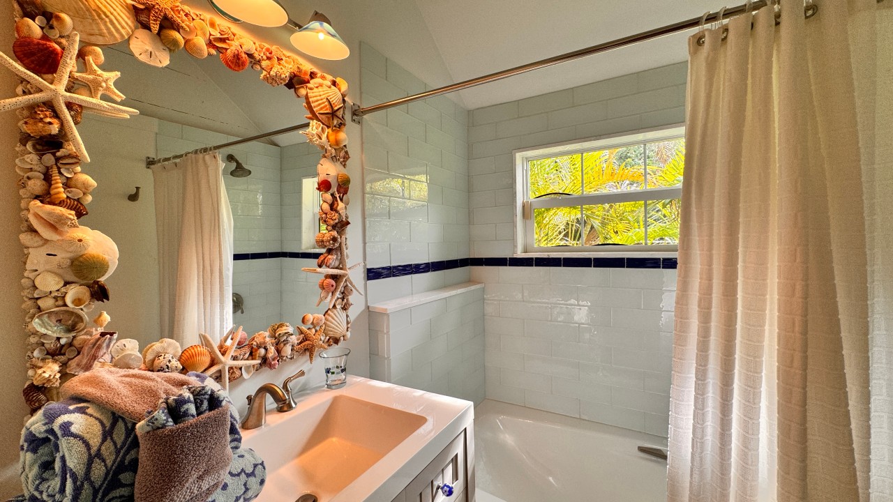 Carsten Lane Cottage — Bathroom 1 with tub