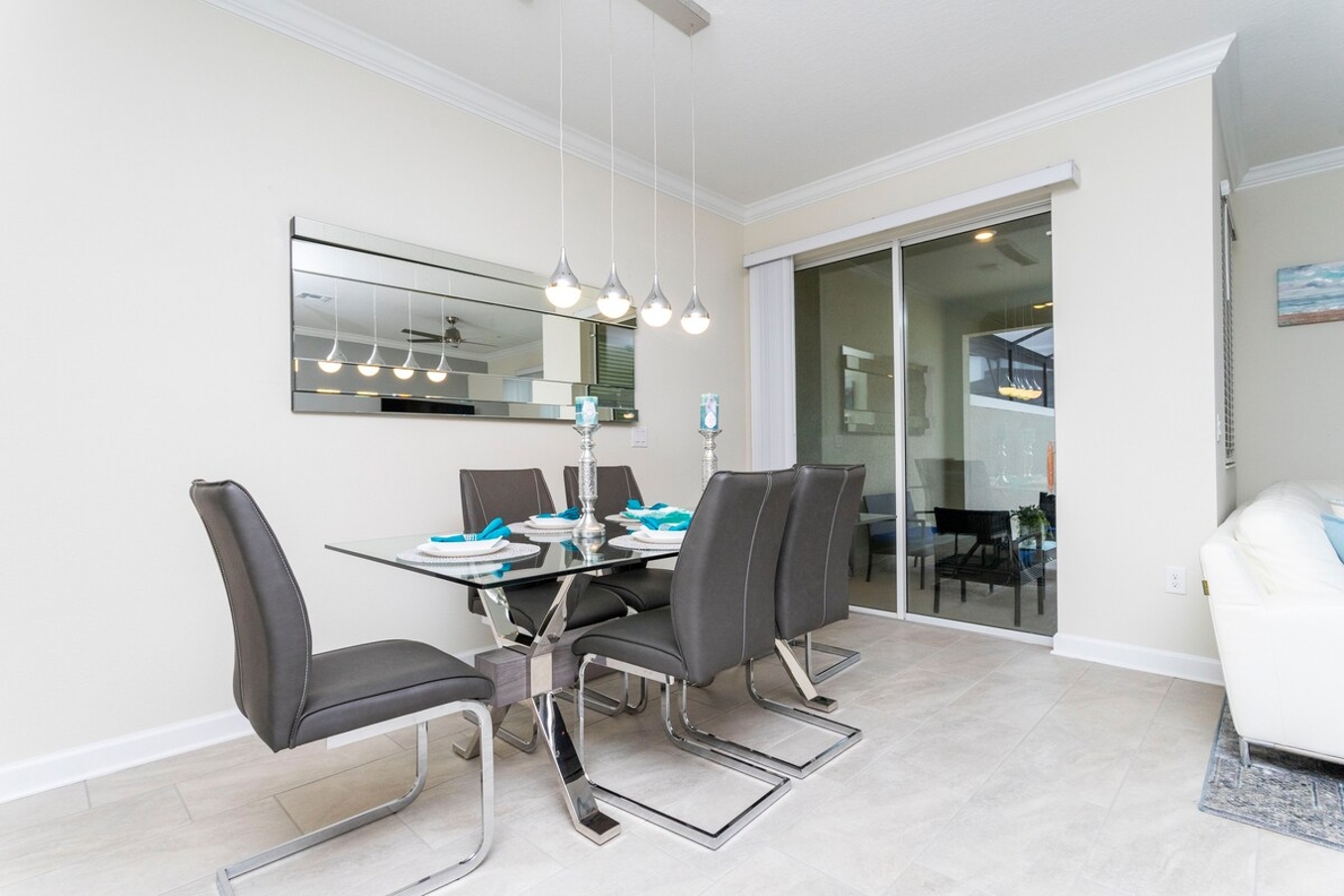 An elegant and warm style, our dining area is perfect for quality time with your loved ones, while you prepare the most delicious plate at out equipped kitchen.