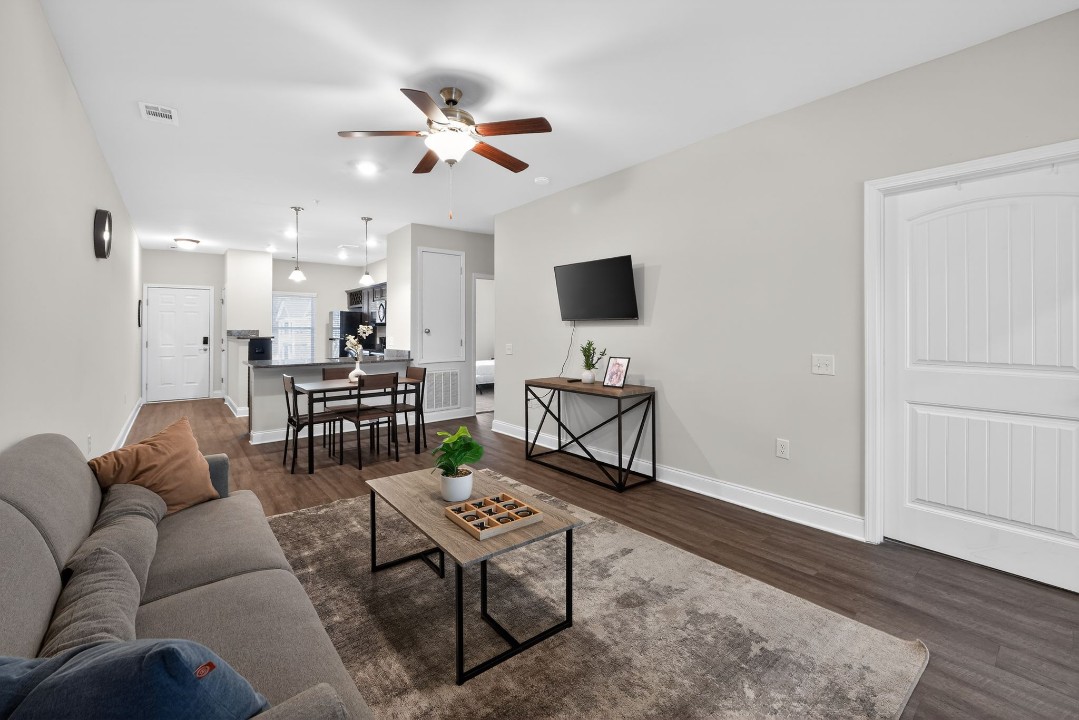 Hickory Grove · Unit 402 2/2