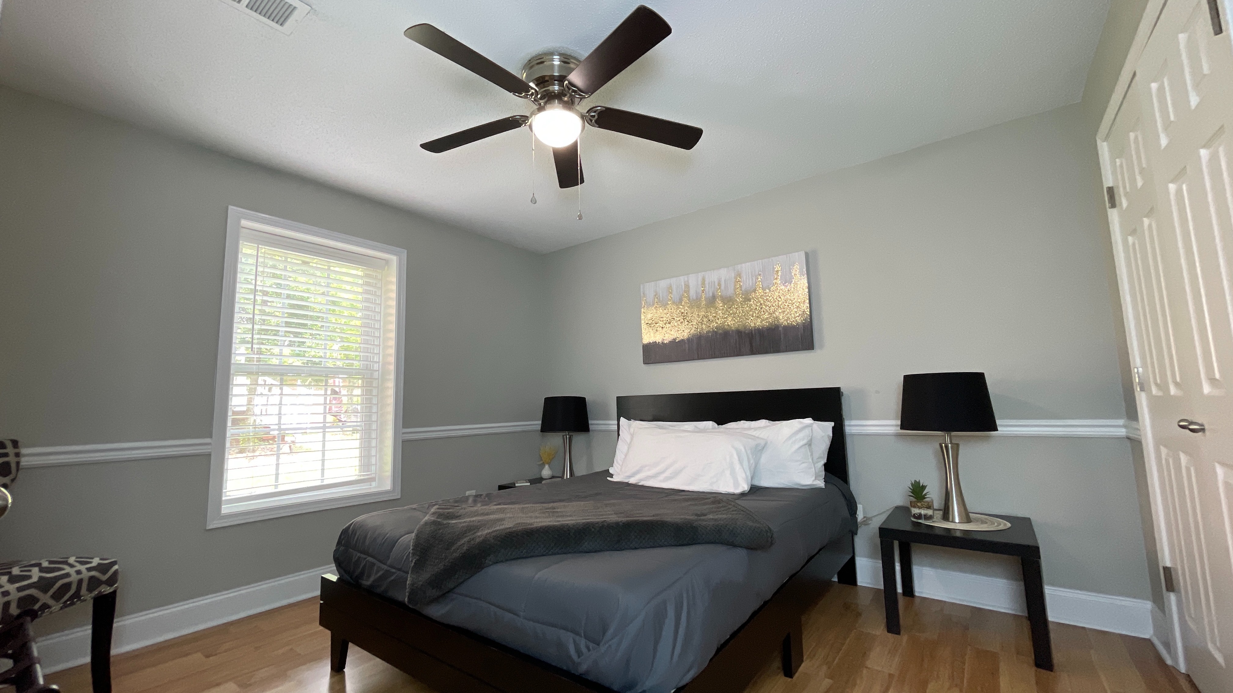 Elegant 2BR | Modern Amenities & Convenient Flair photo 4