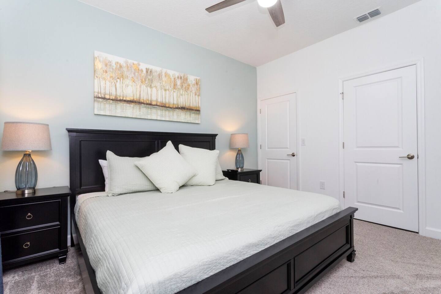 Ground floor bedroom with a king size bed