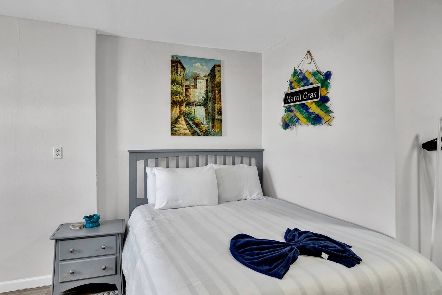 Peaceful retreat with local New Orleans art