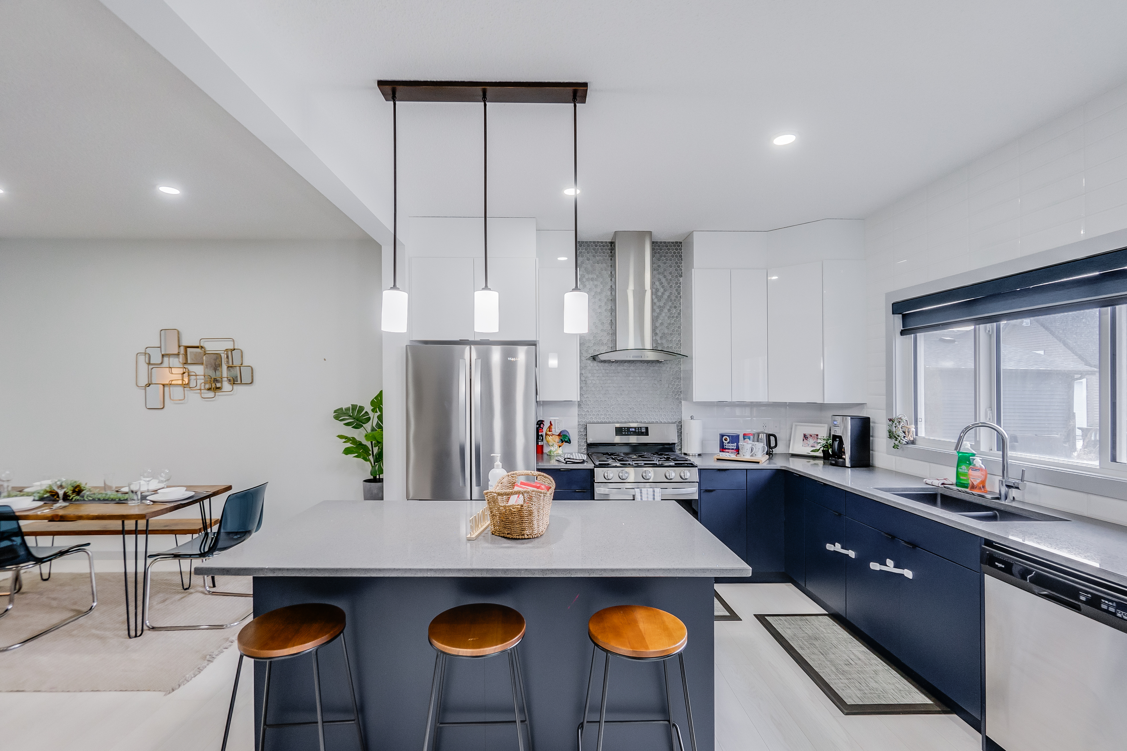 Graydon - Bright, Modern Home W/ King Sized Bed - Canada