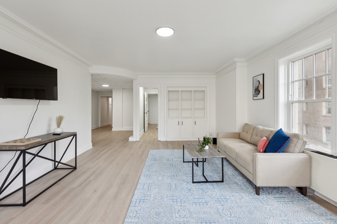 on East, 419- · Unit 111  1/1