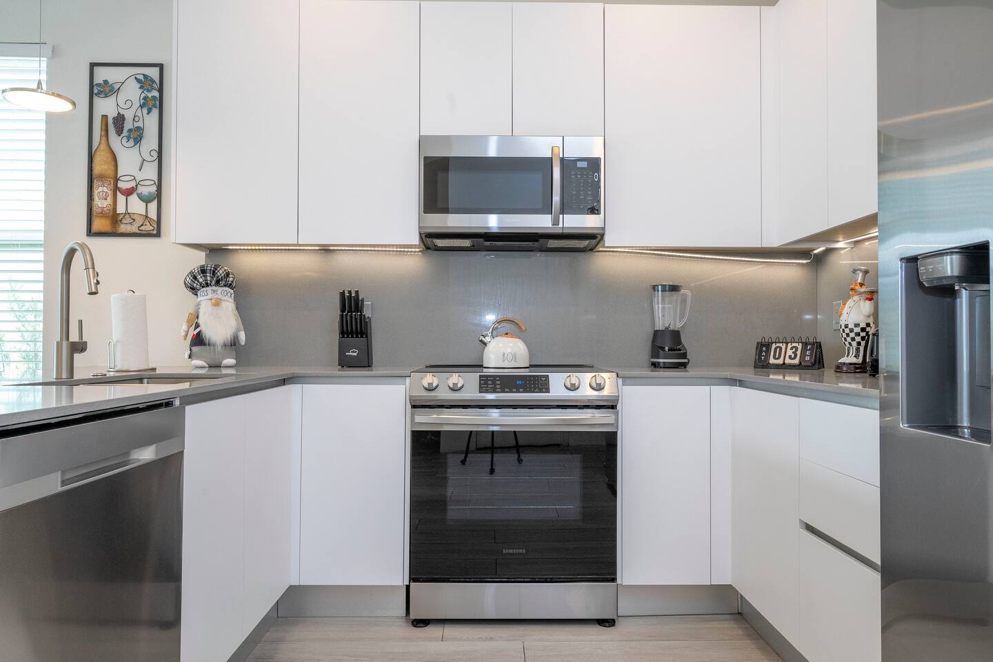 The fully equipped kitchen features modern appliances, sleek cabinetry, and all essential cookware and utensils, making it perfect for preparing meals with ease.