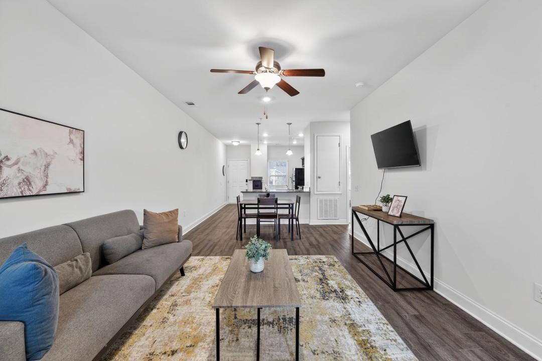 Hickory Grove · Unit 406 2/2