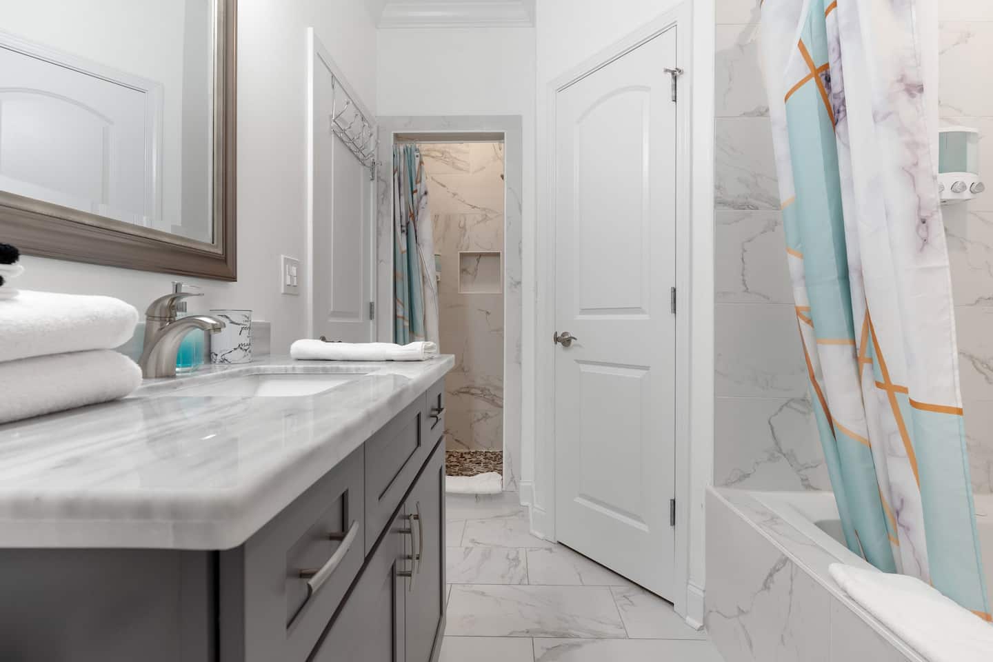 Third Ensuite bathroom with shower and bathtub!
