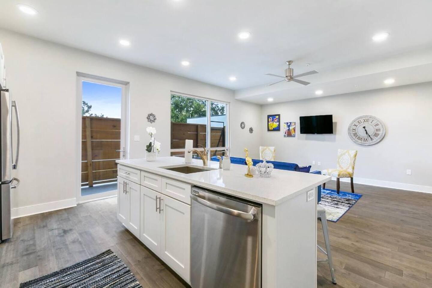 Fully furnished kitchen, perfect for gatherings!