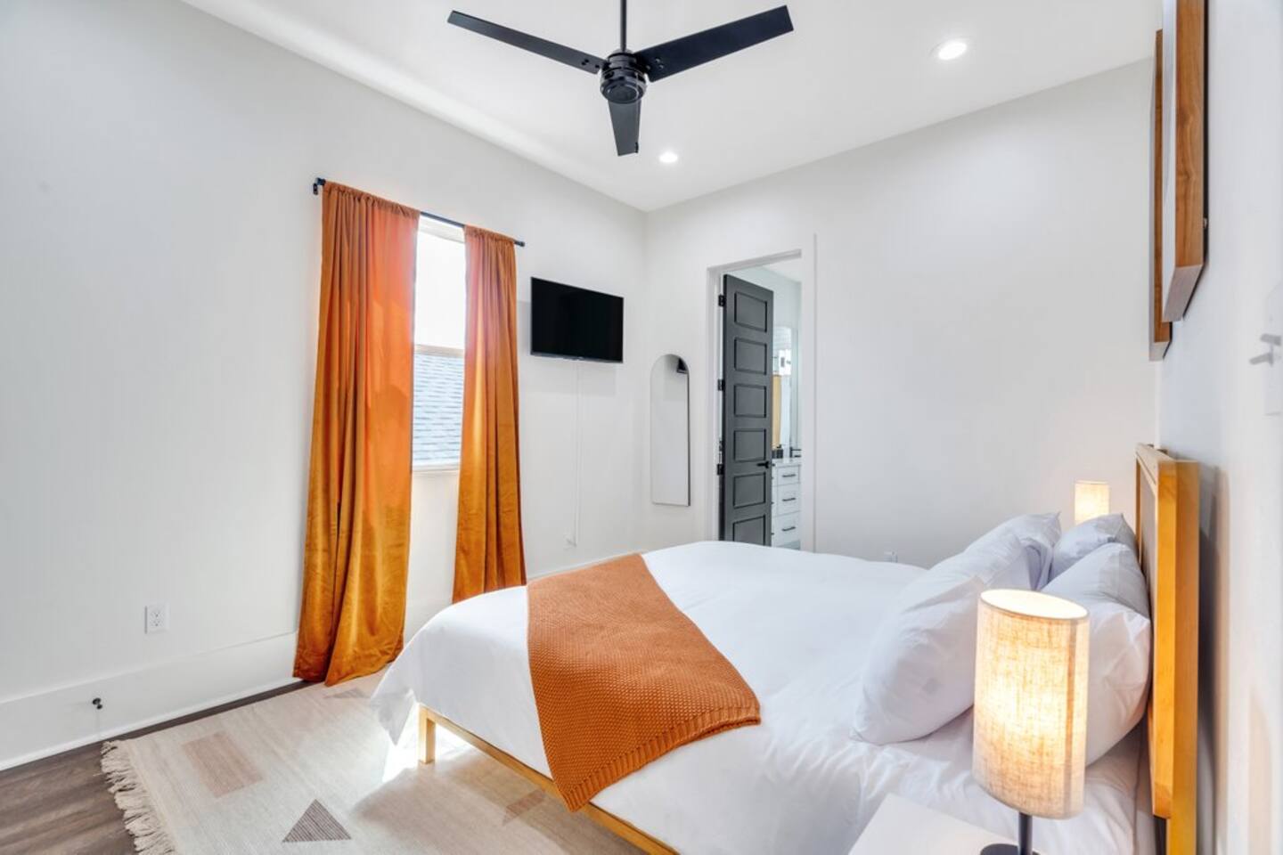 Second King-Bedroom with ensuite jack and jill bathroom  | Upstairs