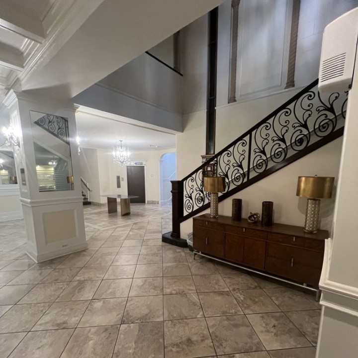 on East, 636- · Unit 111  1/1