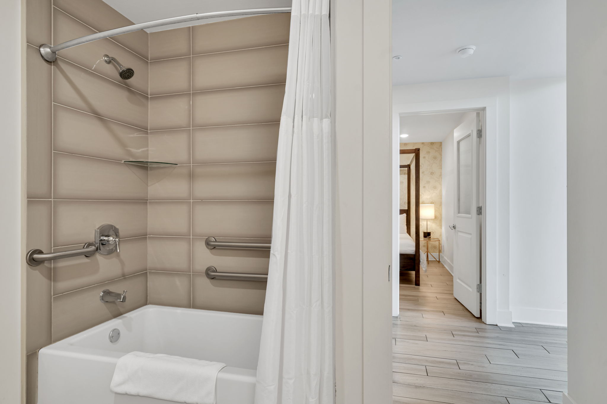 Full bathroom 1 (unit 1)