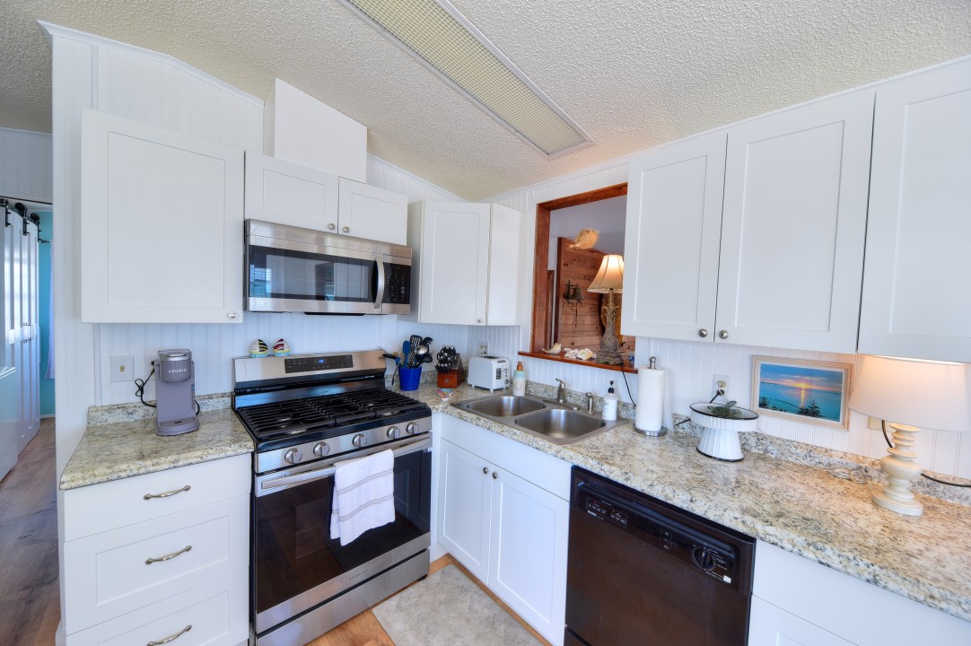Windy Point Oceanfront in Geiger Key — Kitchen