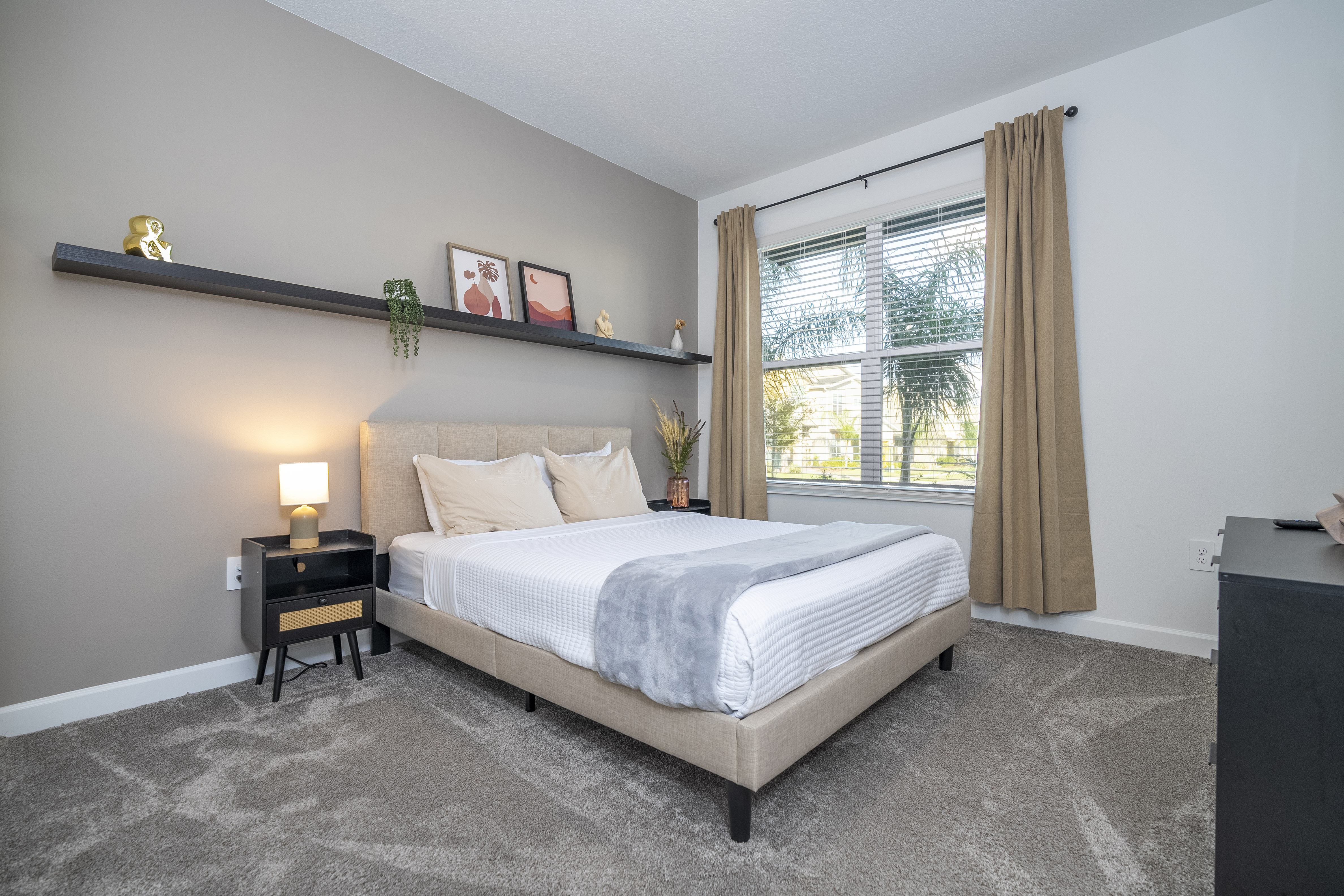 Bedroom 1: Queen-size bed, Smart TV (Ground Floor)