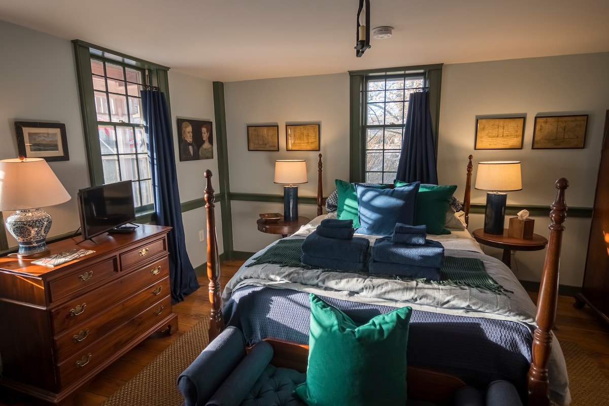 Vacation Rental Fireplace! Mystic*1784 Denison Home*Joseph Conrad