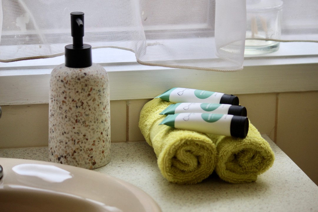 To get you started, we provide a small selection of basic supplies and welcome amenities upon check-in. These typically include essentials such as toilet paper, soap, shampoo, and a few other household basics.
Please note that these items are provided as a complimentary starter pack and are not replenished throughout your stay