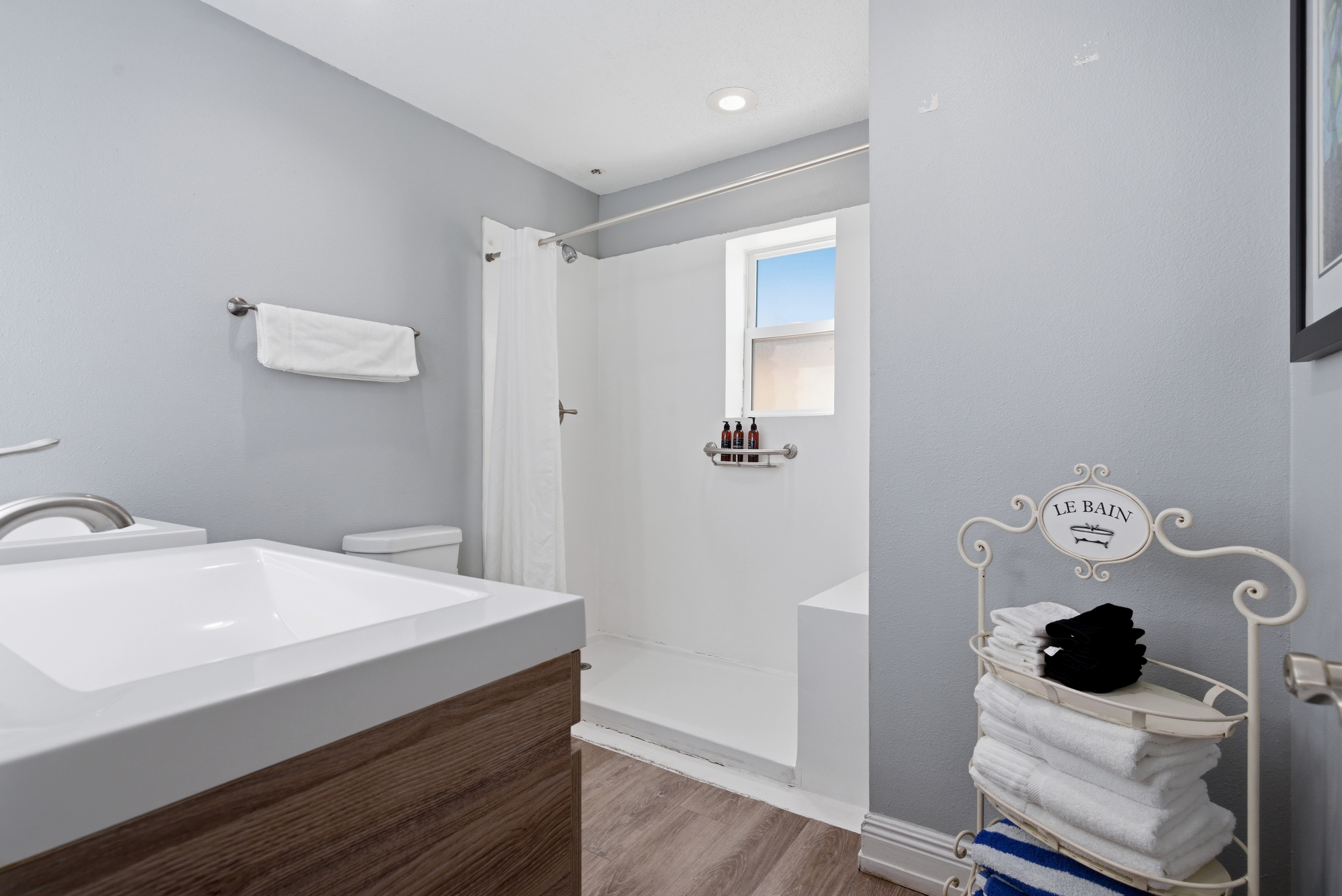 Clean bathroom with fresh towels