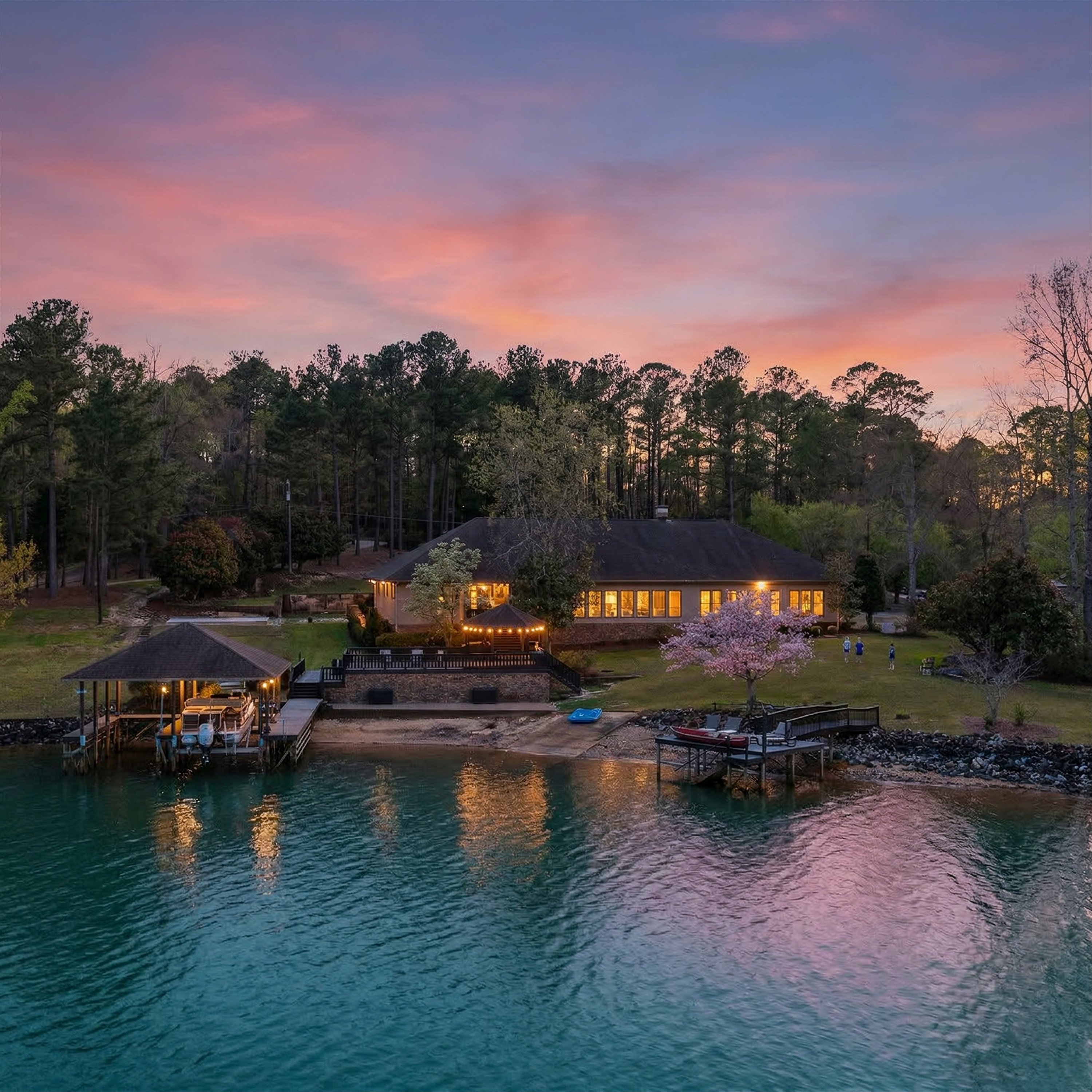 Off the Hook: Luxury Lakefront/6BR/5BA • Sleeps 20 — Eclectic, AL — vacation rental