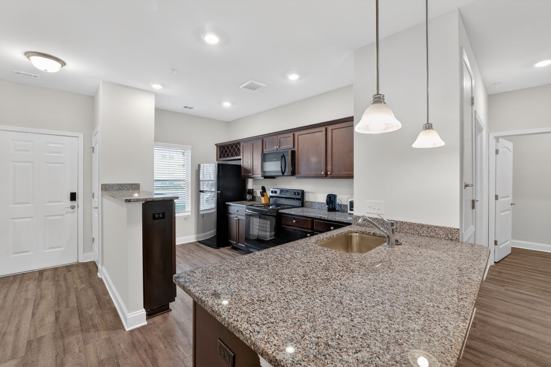 Hickory Grove · Unit 705 2/2