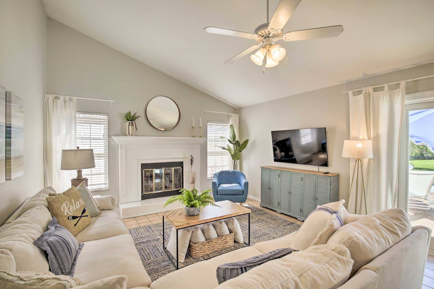 Pelican's Pointe · Spacious 4BR Family Home w/Pool photo 3