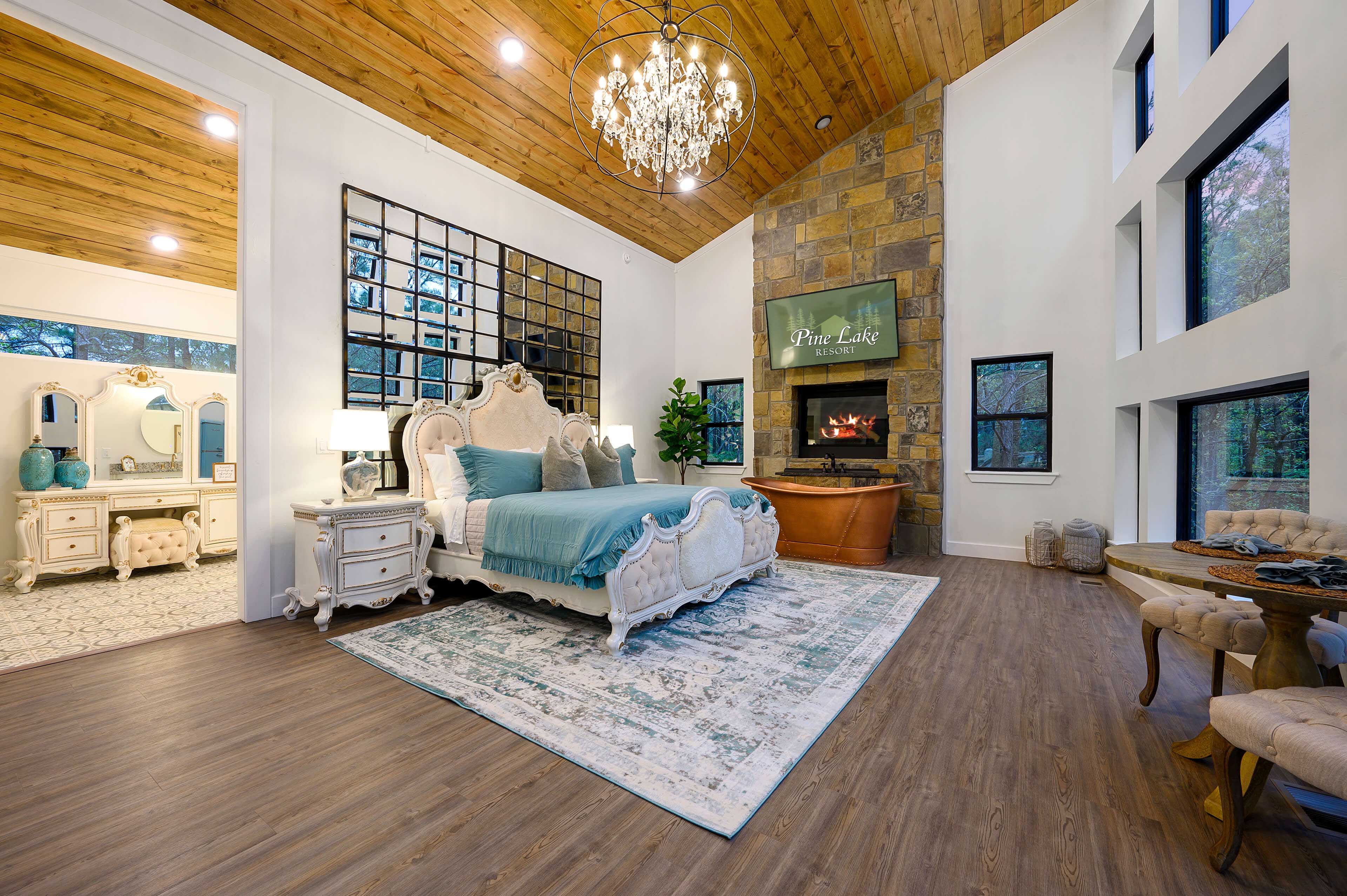 Treehouse: Pool, Pond, Swinging Bed, Copper Tub