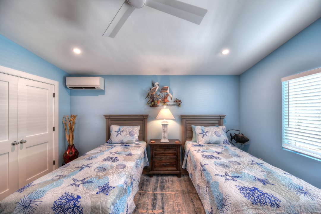 Casita Casa Marina — Master Suite with separate beds