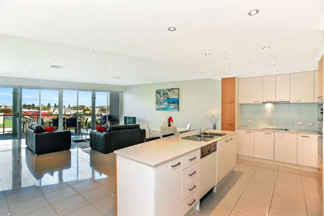Gourmet Kitchen & Open-Plan Dining Experience. Fully equipped island kitchen with modern electric appliances