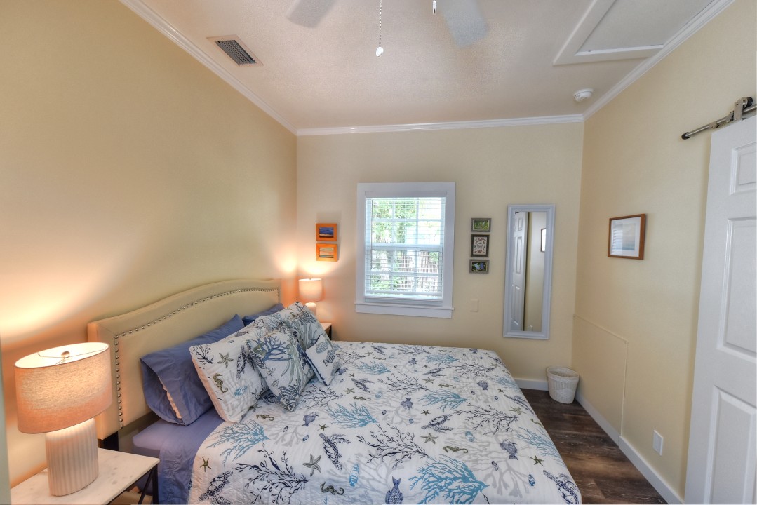 1/1 Cottage close to Duval st. — Queen Size Bed