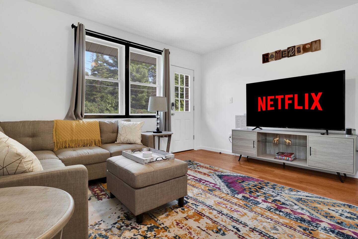 Comfortable Living Space And Big Screen Tv - Charming Retreat - Norwich, CT