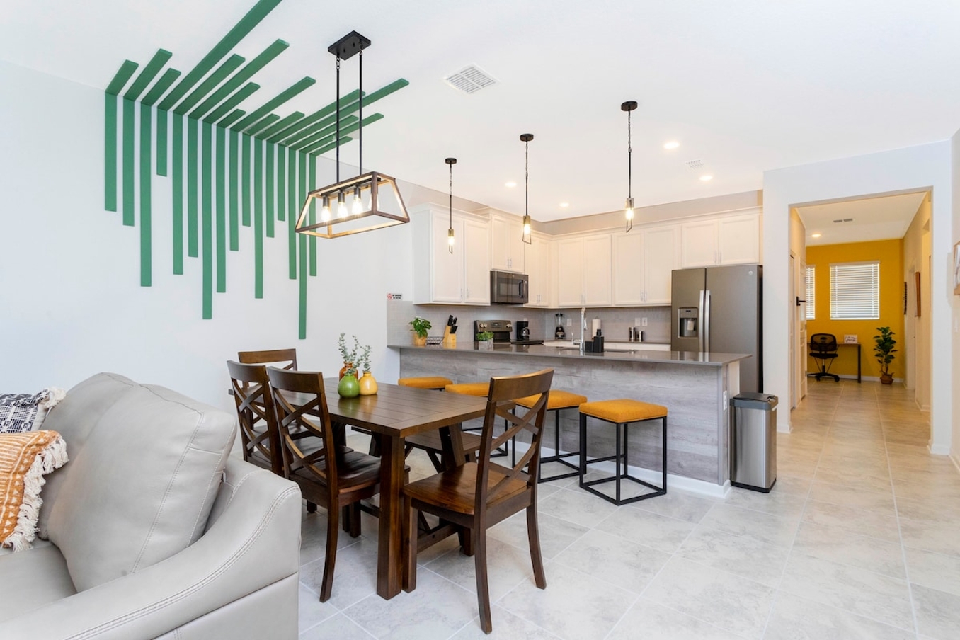 A dining area perfect for welcoming your loved ones and to make special moments. Prepare your dinner in a luxurious wooden table plus four additional chairs on the kitchen bar to enjoy with all your family.