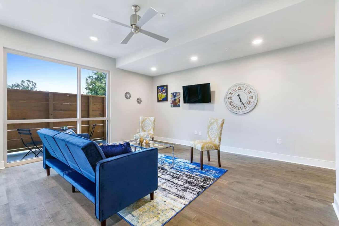 Living Room| Smart tv access