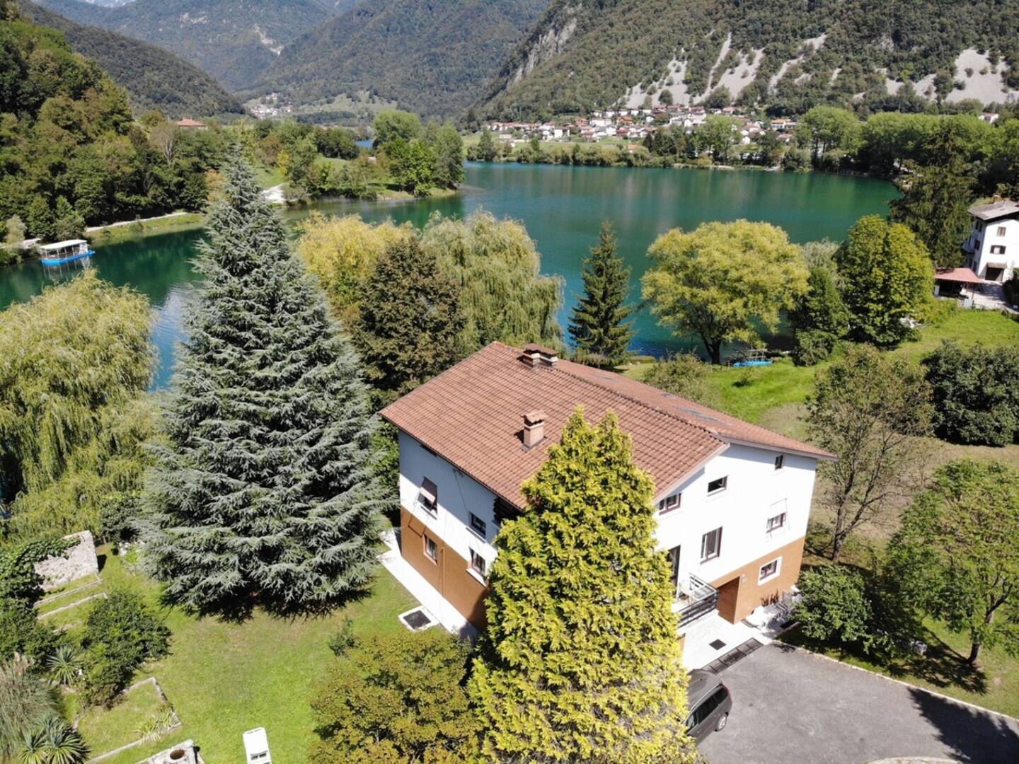 Vila Labod, unique villa at the lake.  — Most na Soči, Tolmin — vacation rental