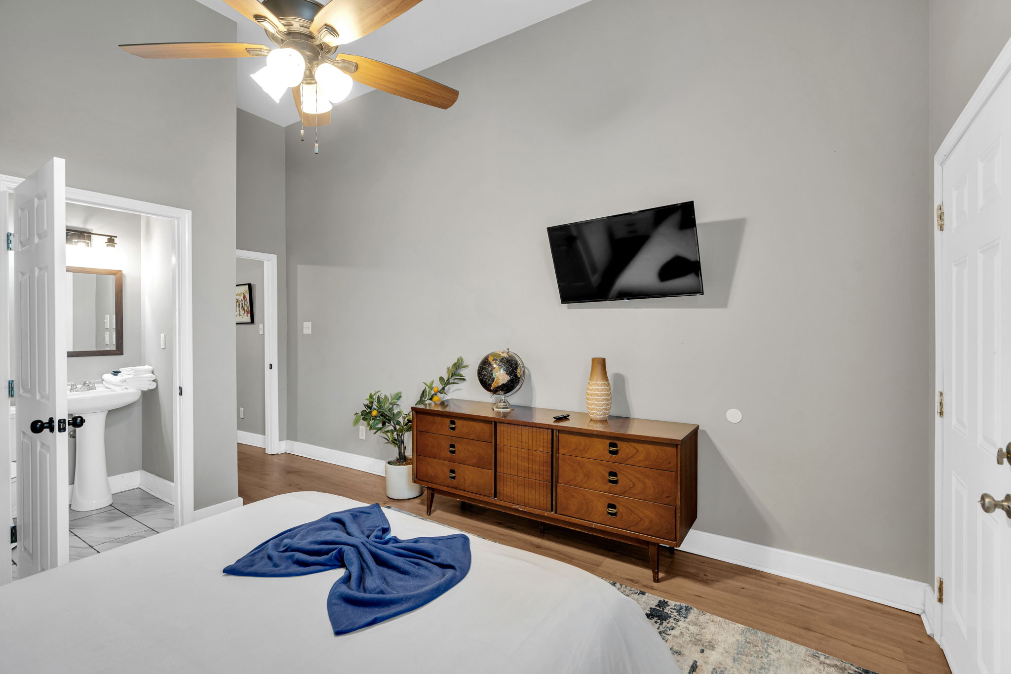 Smart TV and dresser for easy stays