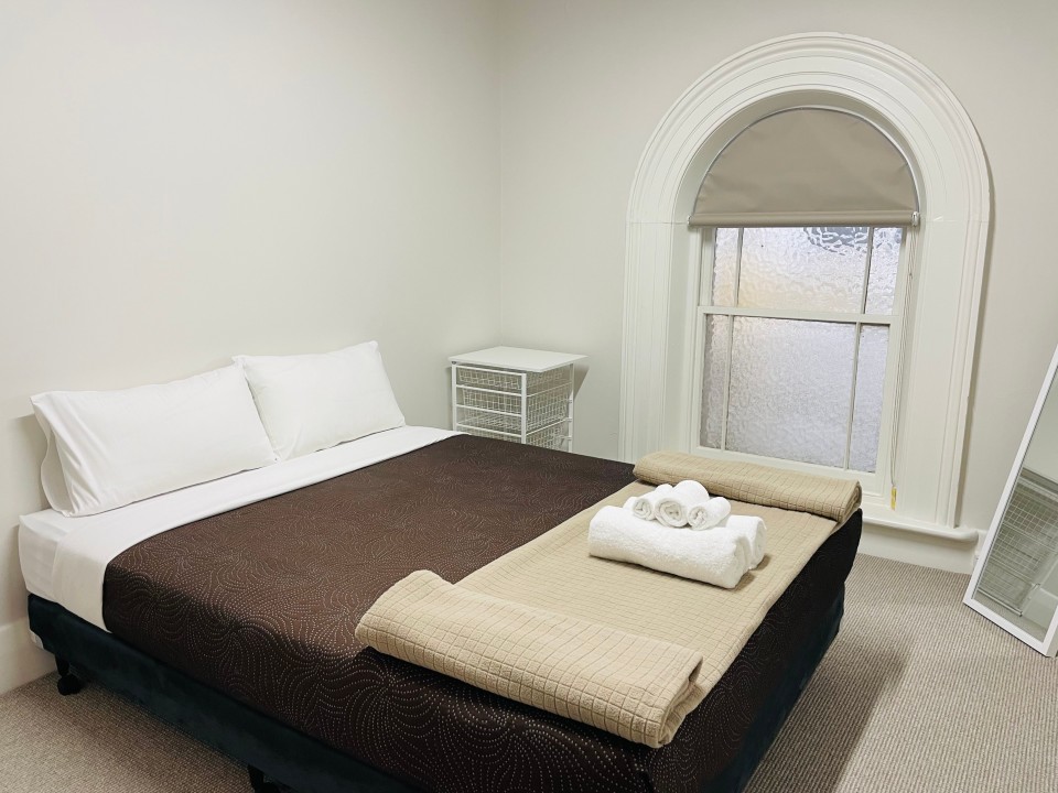Sleeps up to 5 guests with a flexible bedding configuration (1 Queen + 1 Bunk + 1 Single).