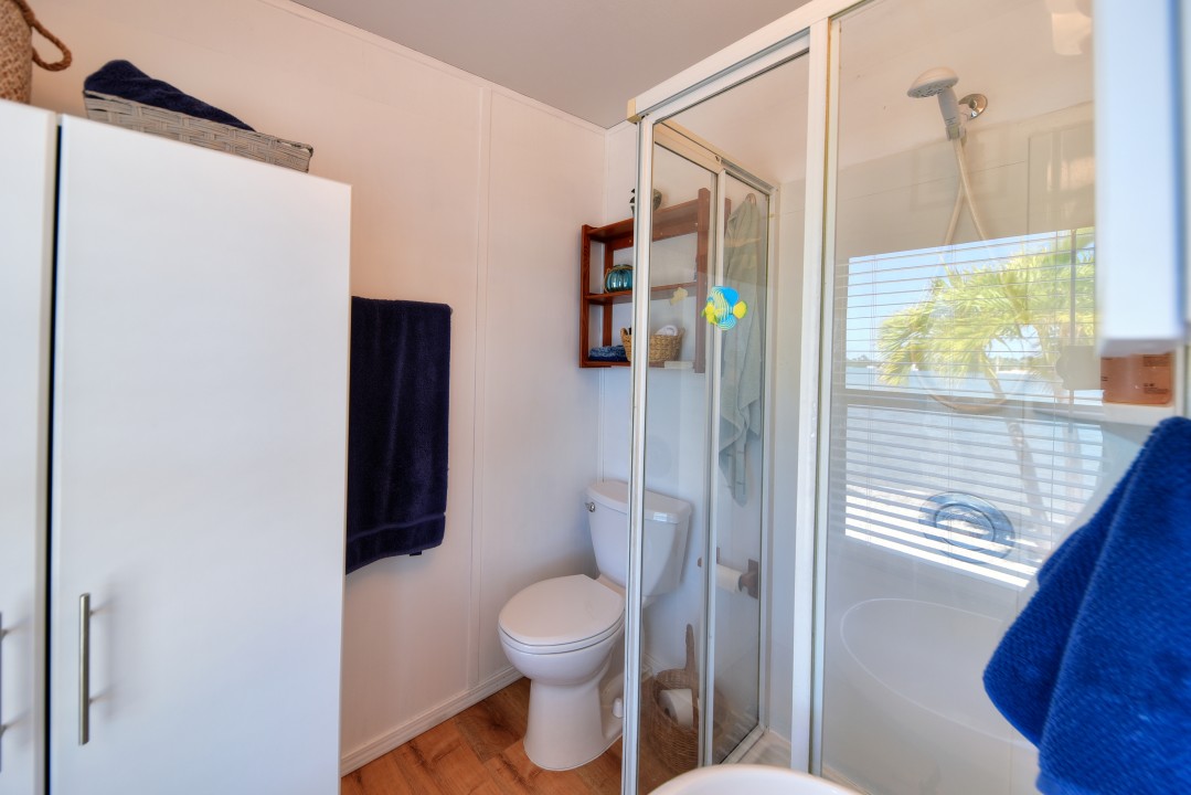 Windy Point Oceanfront in Geiger Key — En suite bath 1