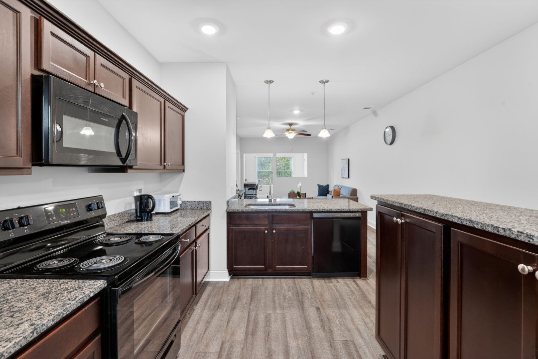 Hickory Grove · Unit 406 2/2