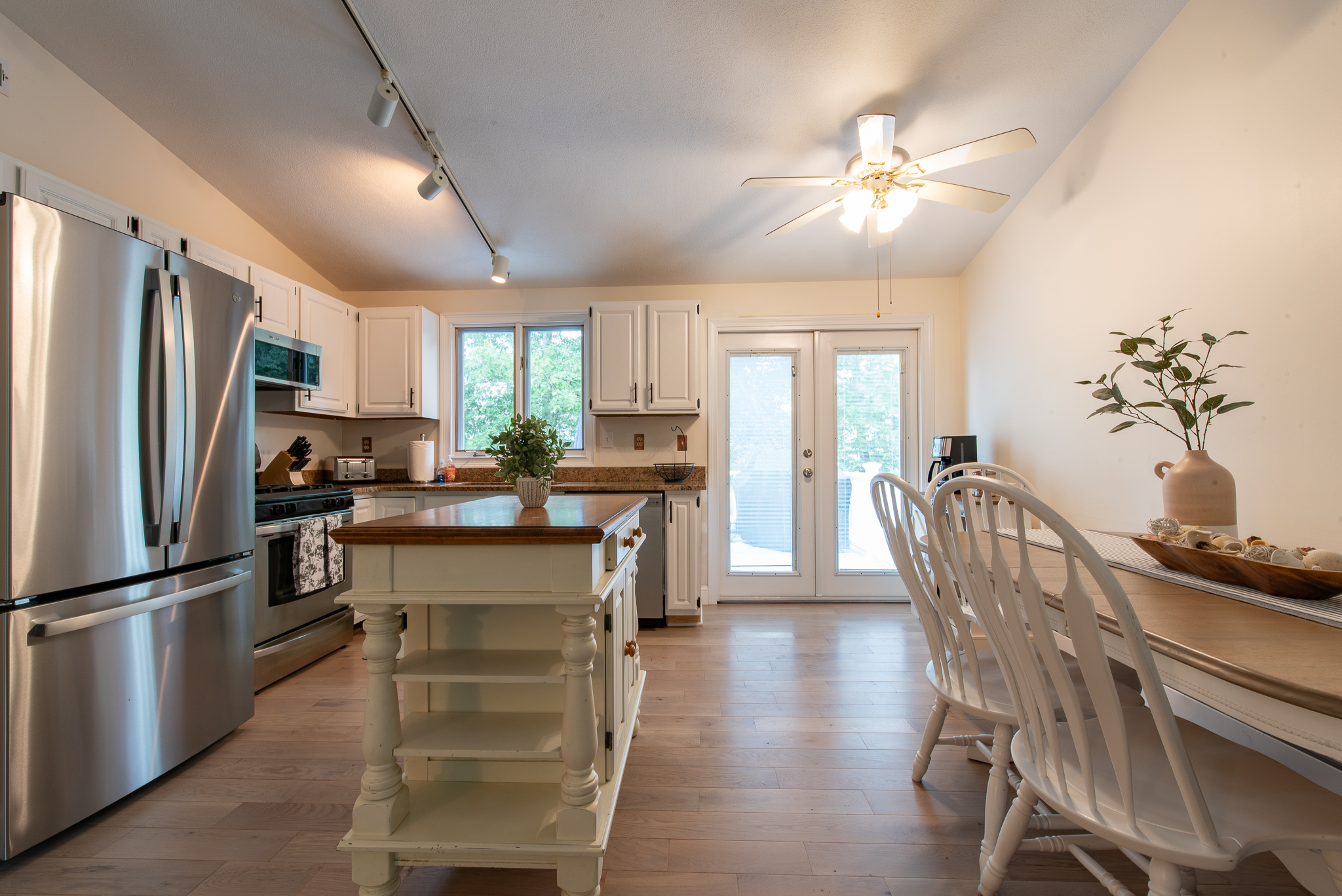 Free State Beach Pass, Beautiful Mettatuxet Home! in Narragansett, RI