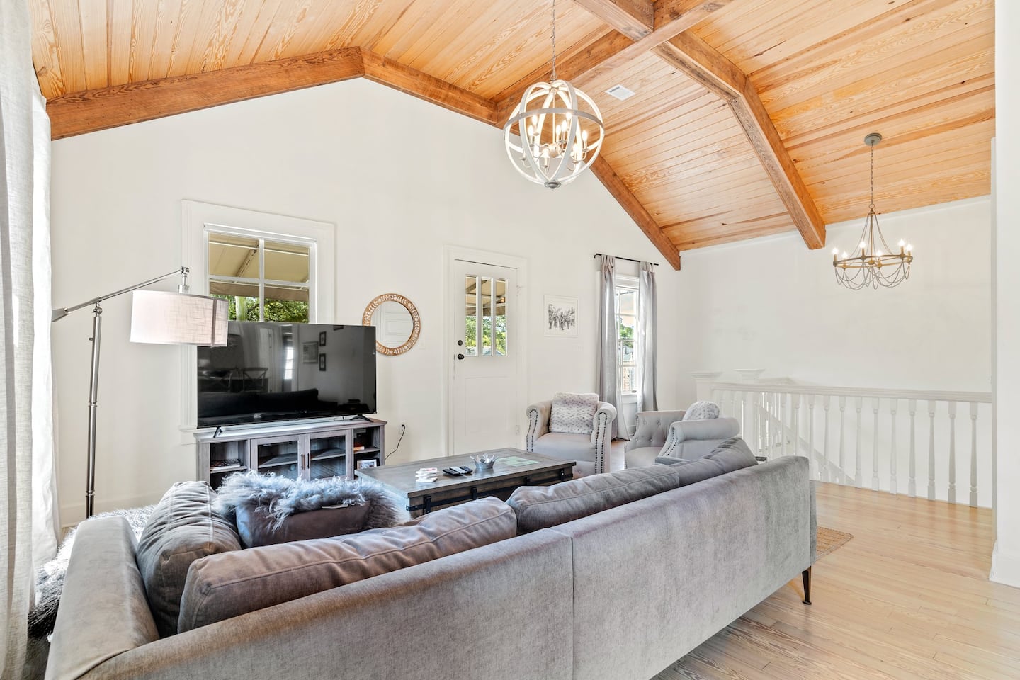 TV with Hulu, Netflix, and more provided| Living Room