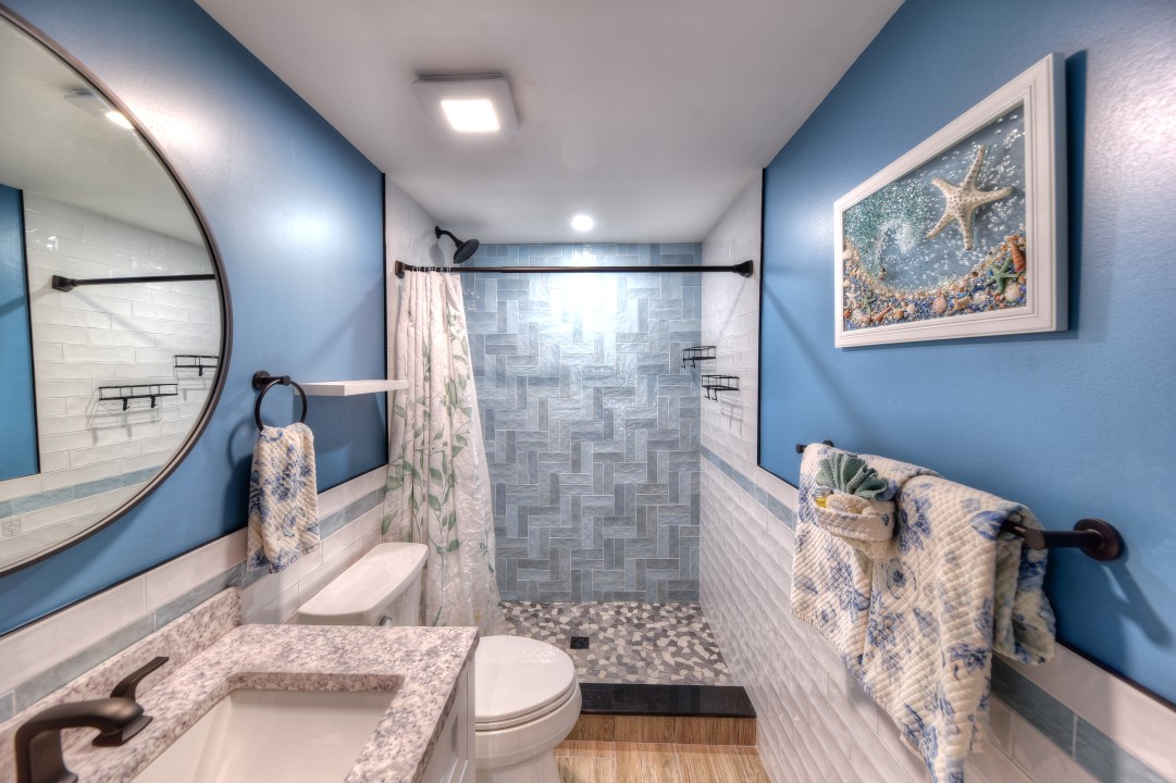 Casita Casa Marina — En suite bath for Master Suite with separate beds