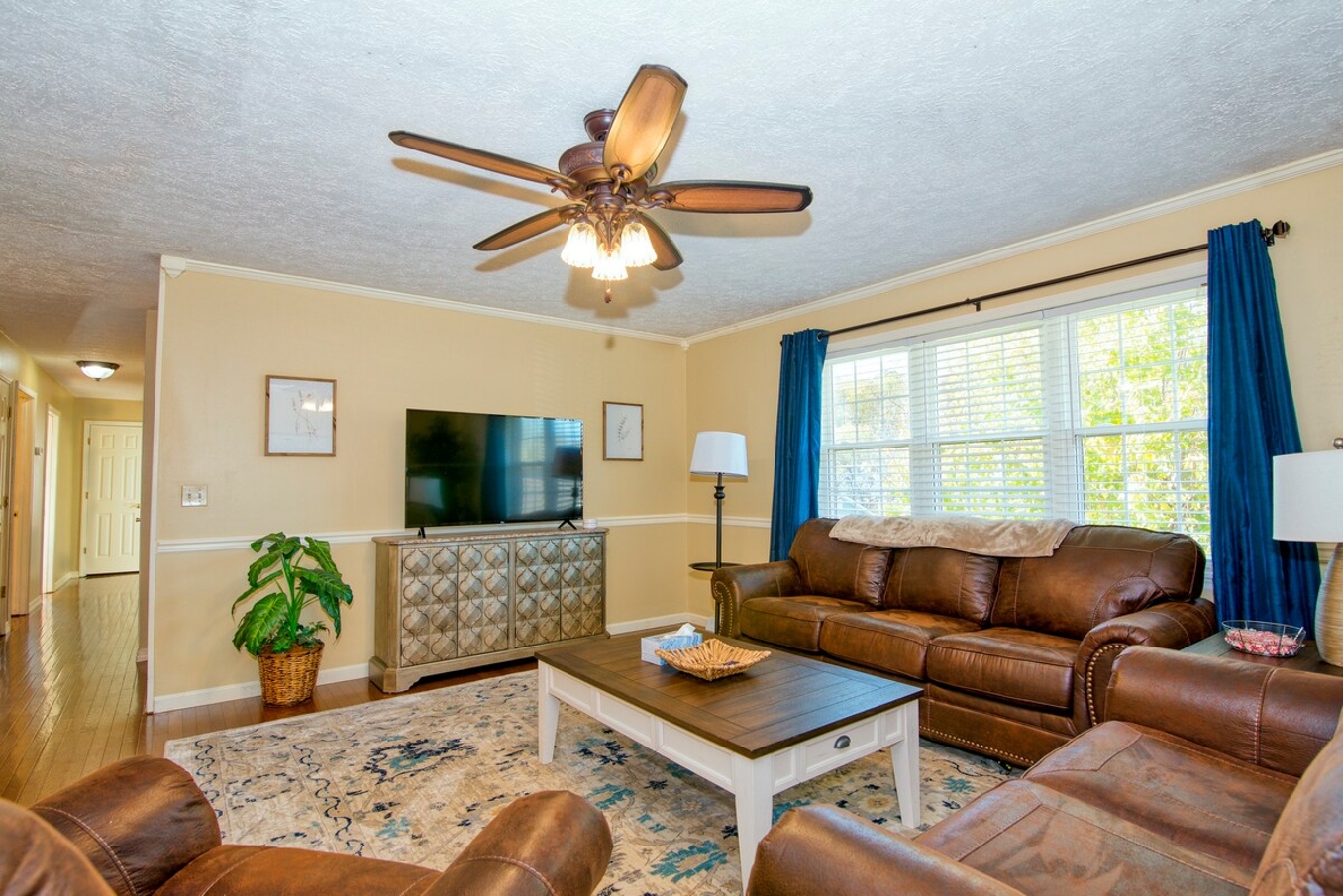 Calm & Spacious | 5 Star Location | Queen Beds photo 5