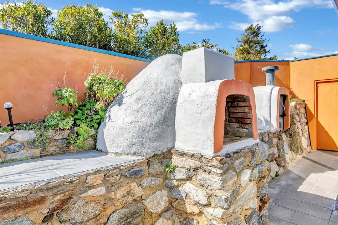 Premium Outdoor Amenities
Includes a BBQ, pizza oven, and undercover al fresco dining area with panoramic coastal backdrops.