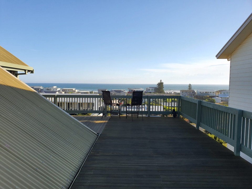 Positioned on one of Hero Avenue’s highest points, offering panoramic coastal vistas spanning Middleton Beach, Port Elliot, Granite Island, and The Bluff at Encounter Bay