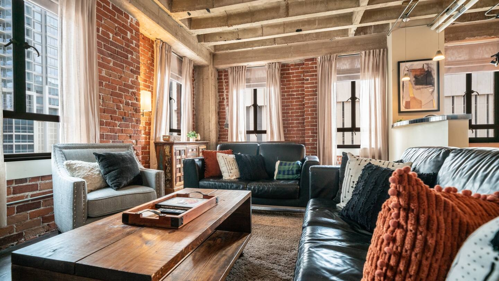 Krisie - Downtown loft - Orpheum · Luxury Downtown Phoenix Loft - Pool/Gym/Laundry photo 2