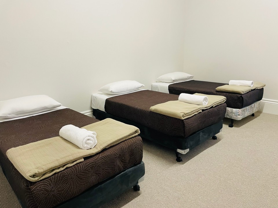 Sleeps up to 7 guests: 1 Queen bed + 5 Single beds, ideal for larger families or group bookings.