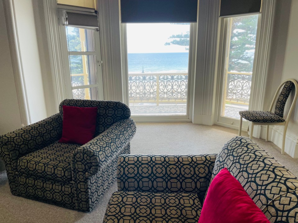Located upstairs with shared access to a balcony overlooking the ocean—ideal for morning coffees or evening sunsets.