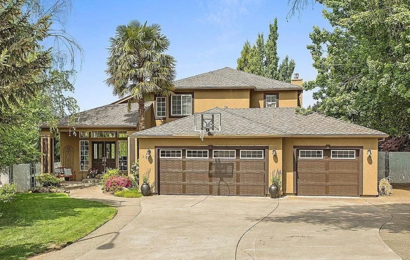 In-ground Pool And Spacious Living Areas - Gorgeous Family Retreat - Medford, OR