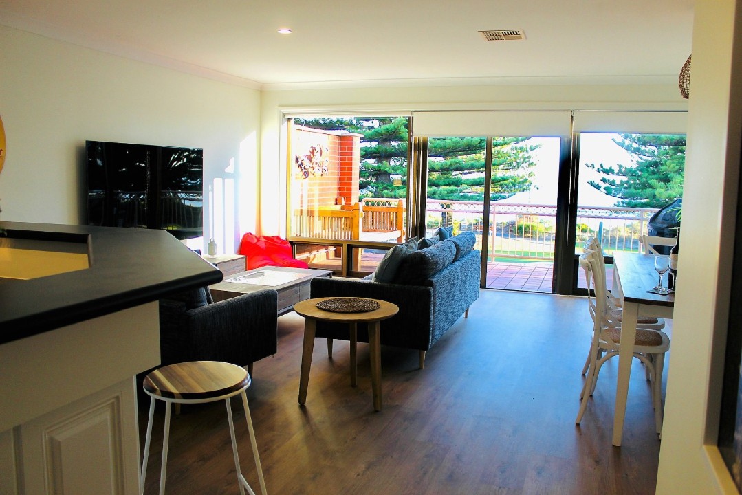 'Steps away from the Beach, Top Floor, Ocean View, Wi-Fi, Smart TV'